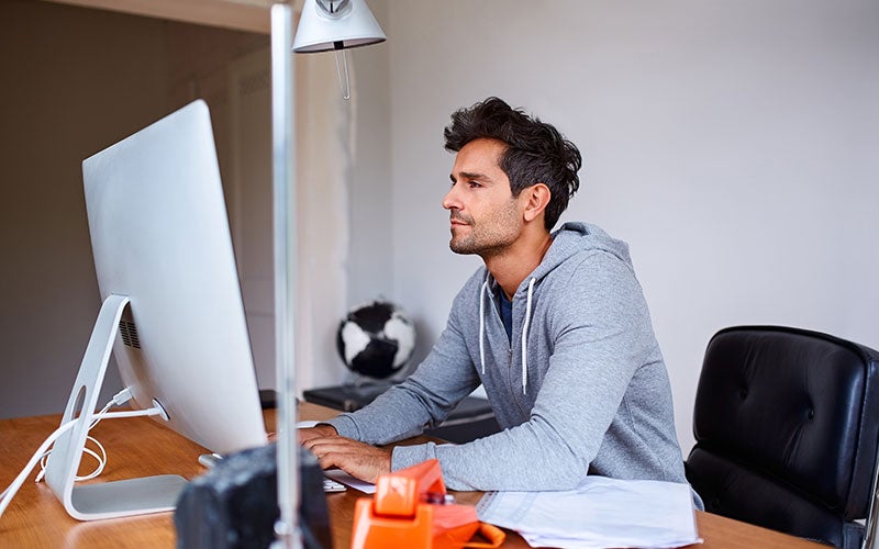 Ein Mann sitzt vor dem Computer