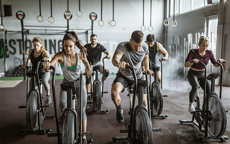 Eine Gruppe sitzt auf Airbikes