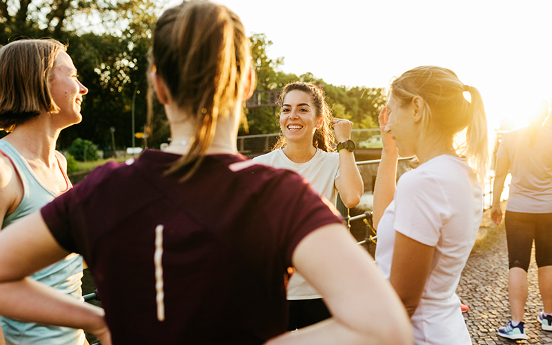 4 Frauen unterhalten sich, bevor sie Cardio Training machen