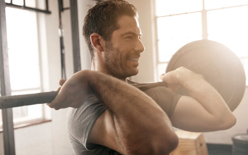 Mann trainiert im Fitnesstudio