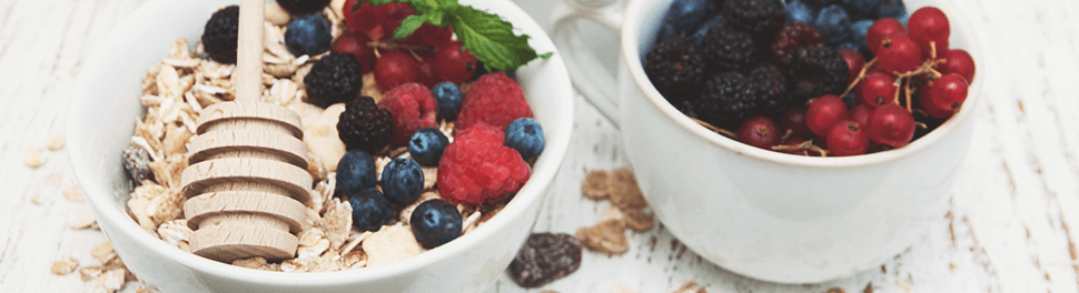 Schüssel mit Haferflocken und Beeren