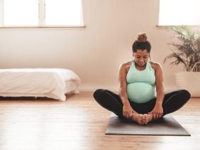 Eine schwangere Frau macht Yoga