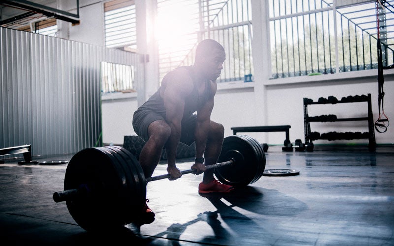 Mann macht einen schweren Sumo-Deadlift. Masseaufbau