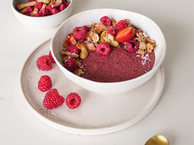 Himbeer Acai Bowl mit Kokos Granola