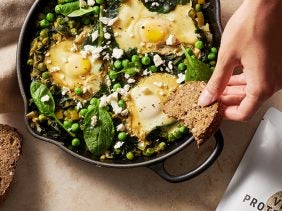 Grüne Shakshuka mit Proteinbrot