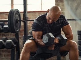 Ein Mann macht Bizeps Curls im Gym