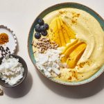 Goldene Smoothie Bowl mit Mango