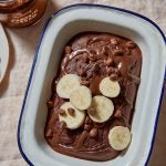 Schokoladige Baked Oats mit Banane