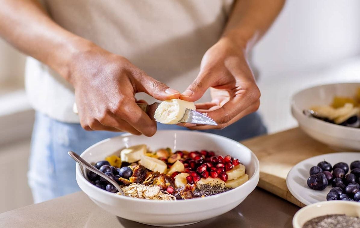 Frühstück mit Obst wird in Schüssel zubereitet