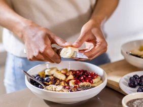 Frühstück mit Obst wird in Schüssel zubereitet