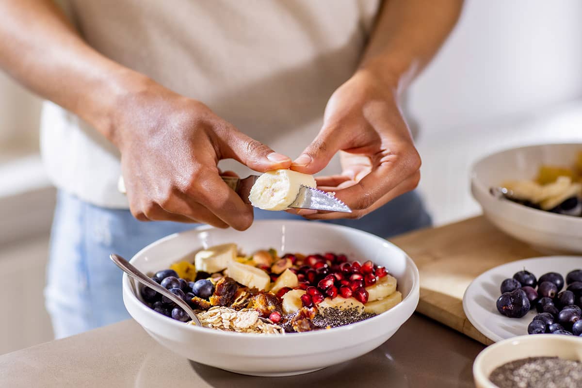 Frühstück mit Obst wird in Schüssel zubereitet