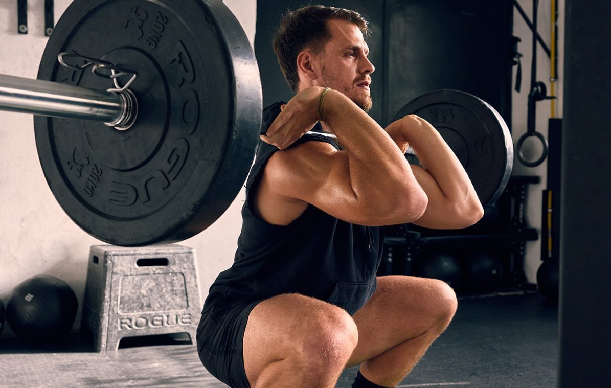 Ein Mann macht einen Frontsquat