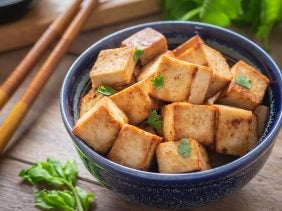 Tofu gebraten in einer Schale