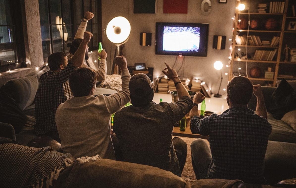 Freunde schauen zusammen ein Football Spiel an