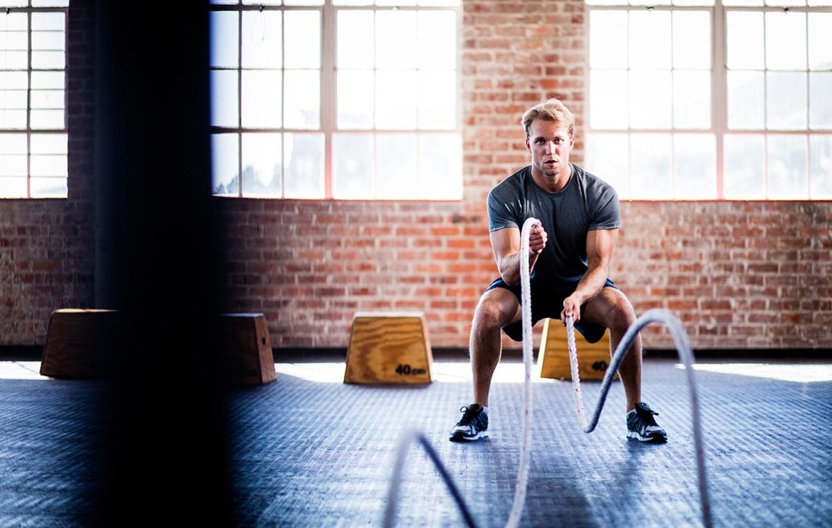 Ein Mann trainiert mit den Ropes